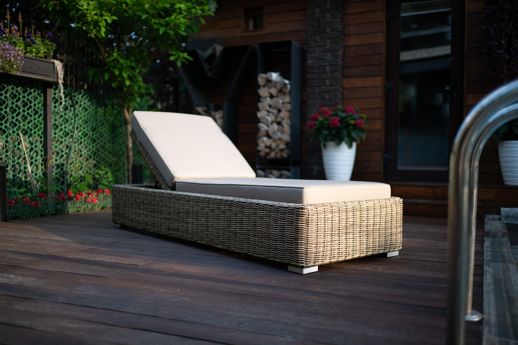 LEON шезлонг лежак из искусственного ротанга 1