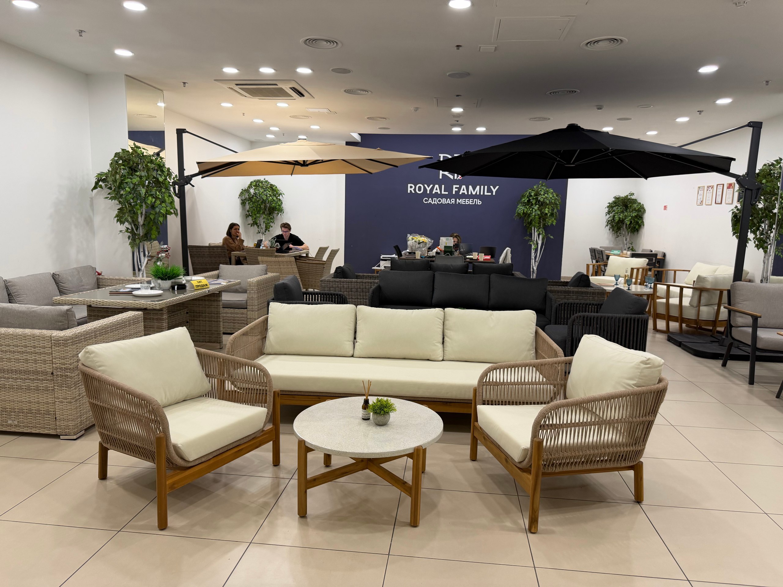 Лаунж зона ELEONORA с 3-х местным диваном  2