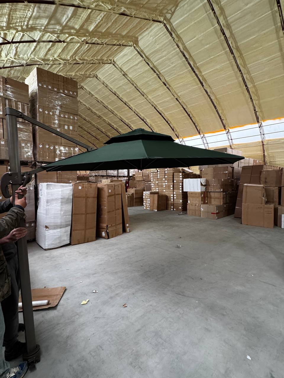 ЛОТ №596 - Зонт BANANA зеленый с базой 4