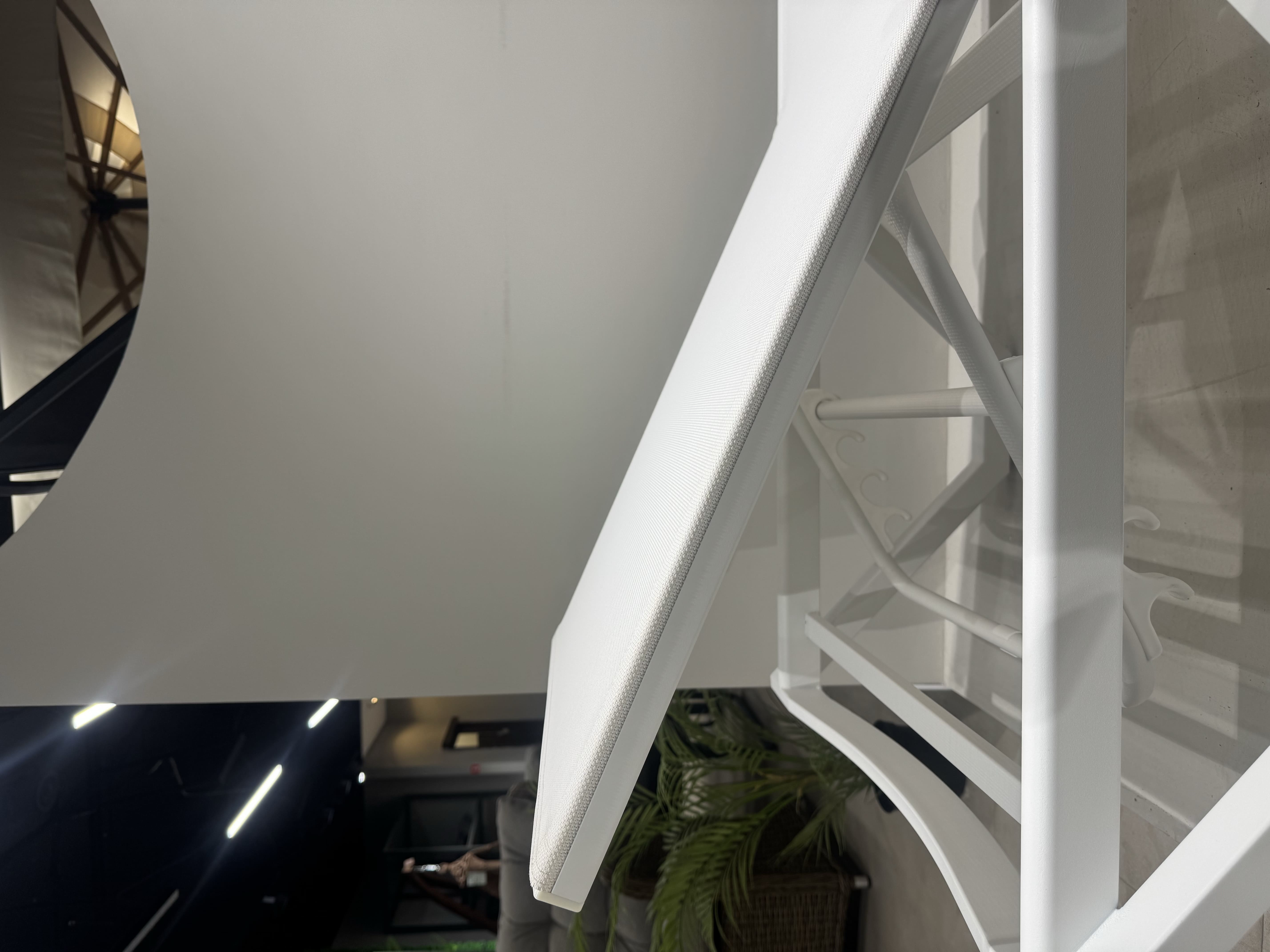 Шезлонг ENZO в белом цвете 3