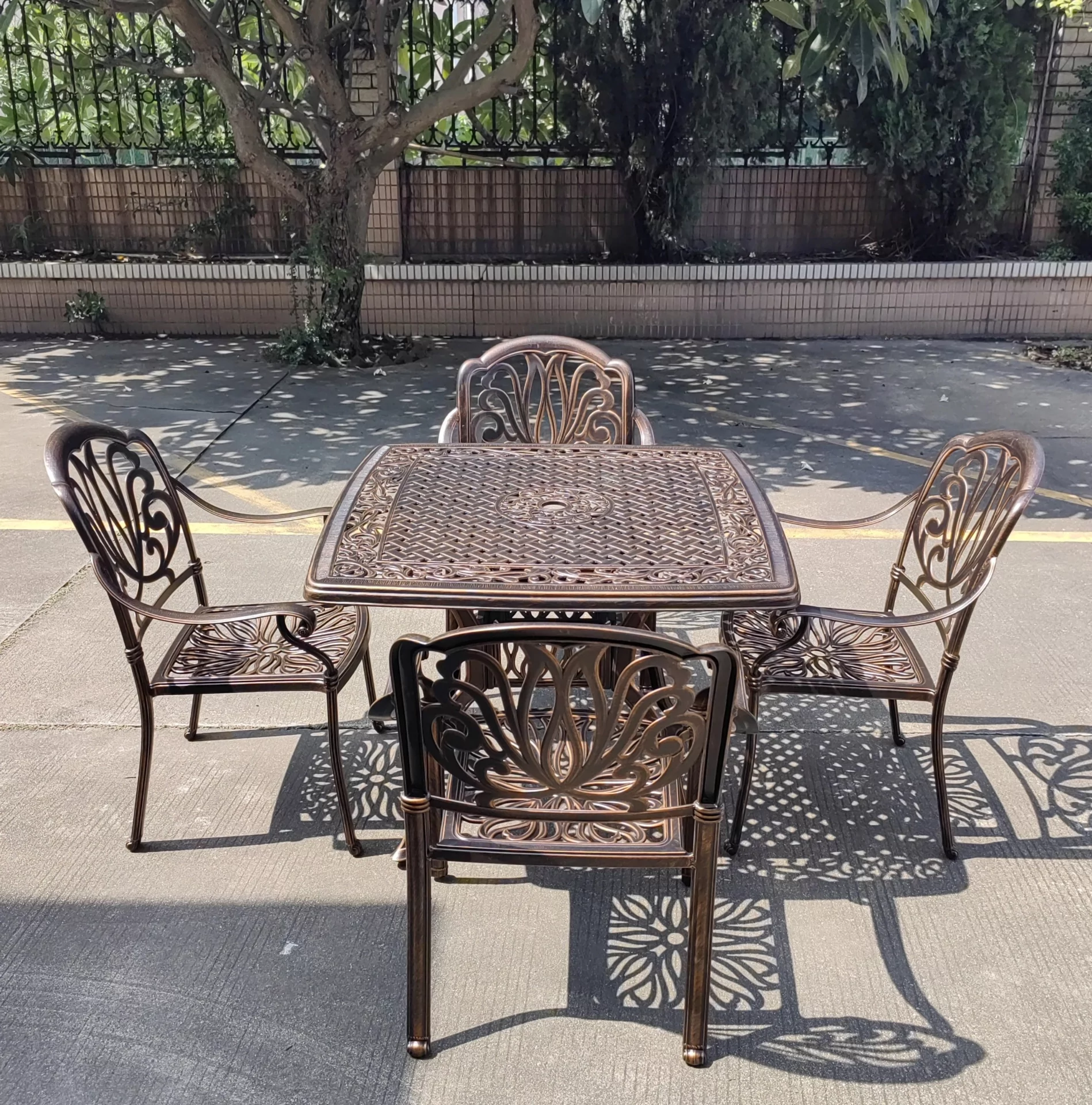 Обеденная группа Rosolini из литого алюминия 2