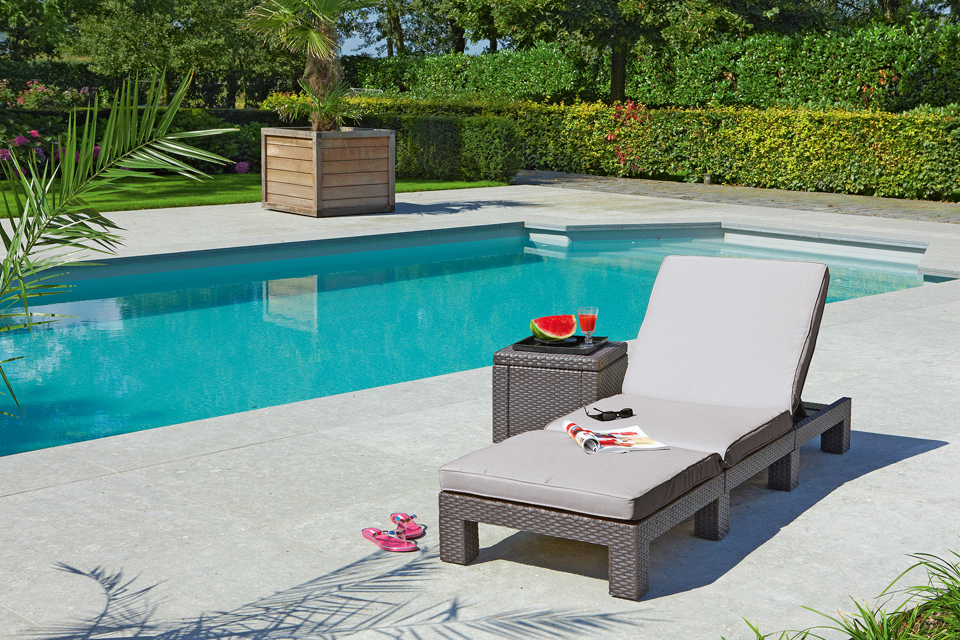 Бассейн дома. Лежаки для бассейна. Шезлонги москва бассейн. Шезлонг для бассейна. Элитная садовая мебель.
