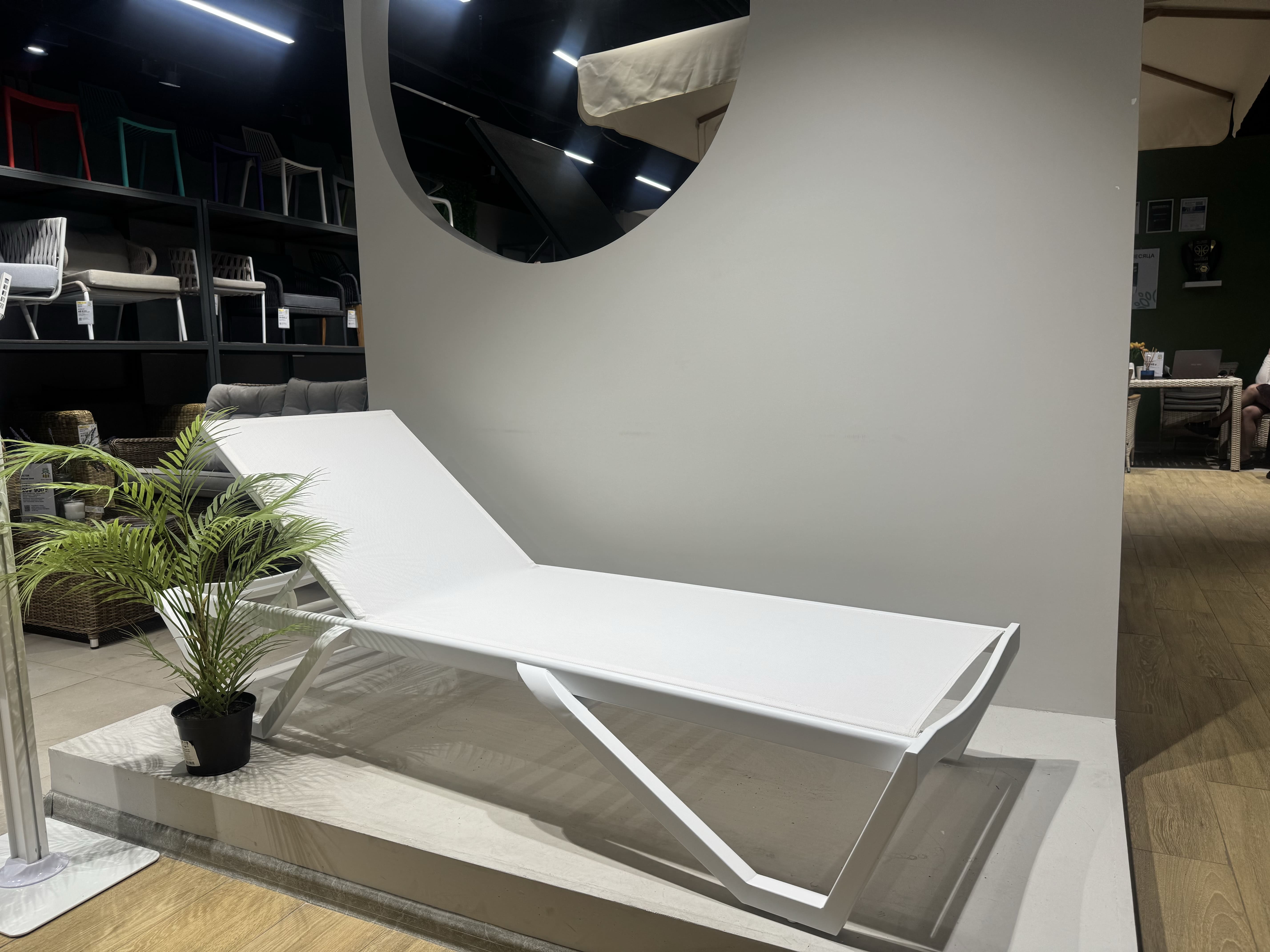 Шезлонг ENZO в белом цвете 2