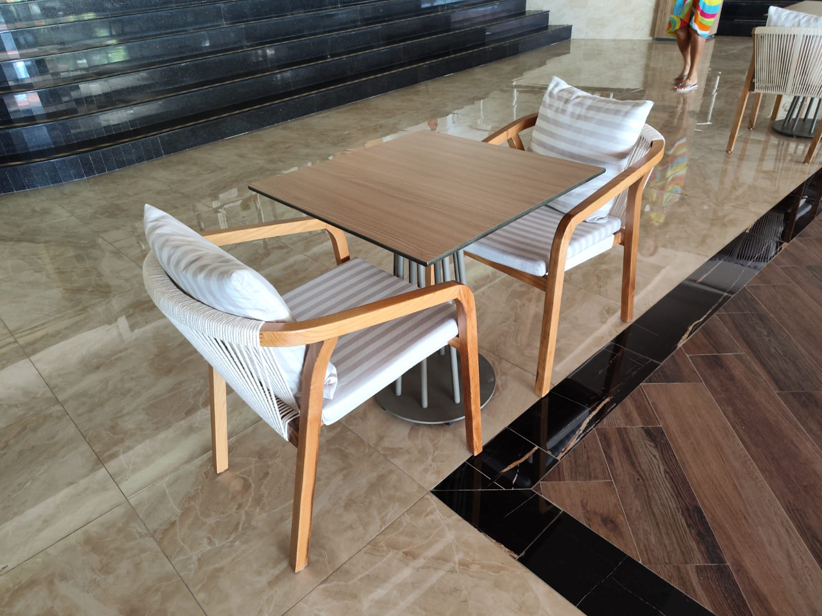 Кресло деревянное с подушками Pablito 4