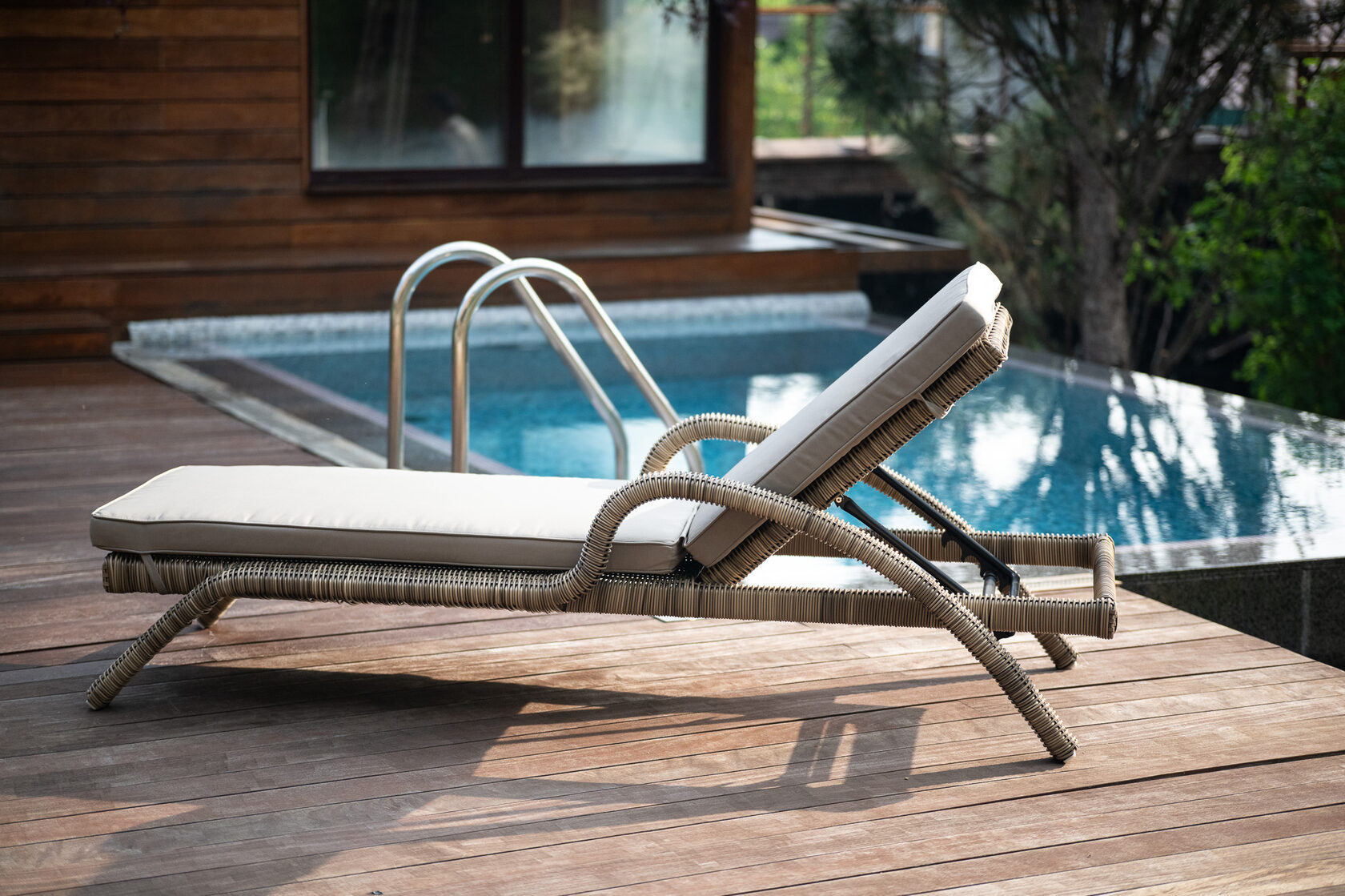 Fiji шезлонг лежак из искусственного ротанга 6