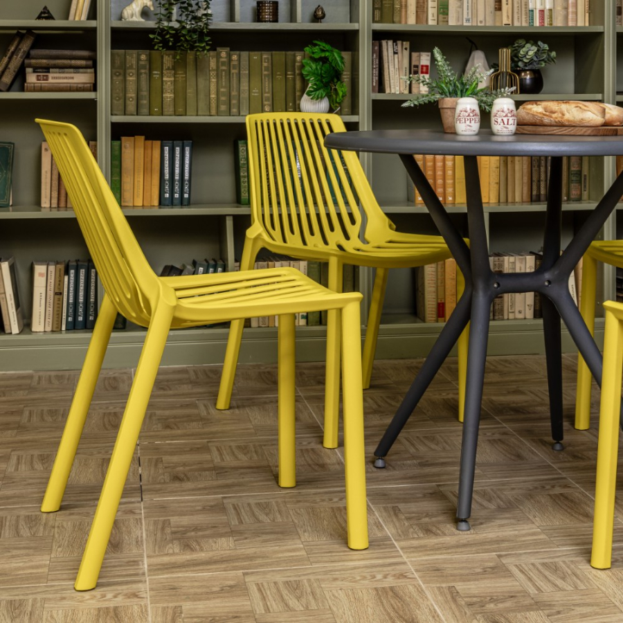 Комплект стол TOM (cерый) + 4 стула NICO (желтый)