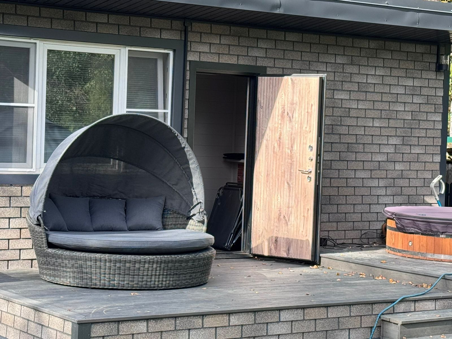 Круглая плетеная кровать "Стильяно" на террасе у дома