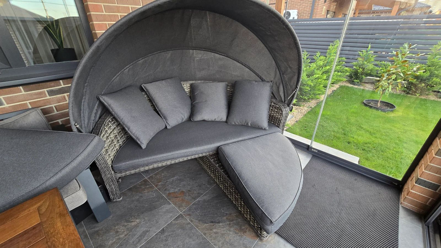Диван-трансформер из искусственного ротанга Royal Family VIOLETTA серый: круглая форма, откидной козырек и пространство, где хочется остановиться и наслаждаться моментом