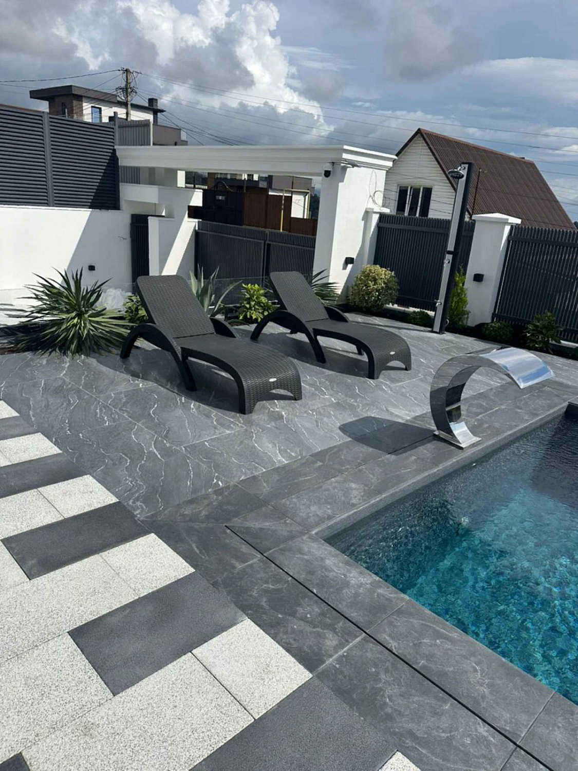 Пластиковый шезлонг Royal Family MARK антрацит: совместный отдых у воды