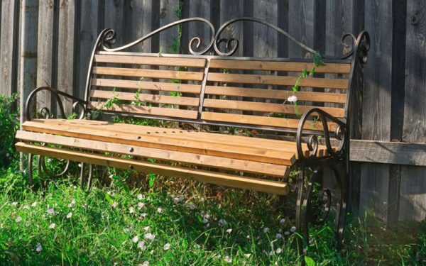 Садовые скамейки – главный атрибут дачного участка
