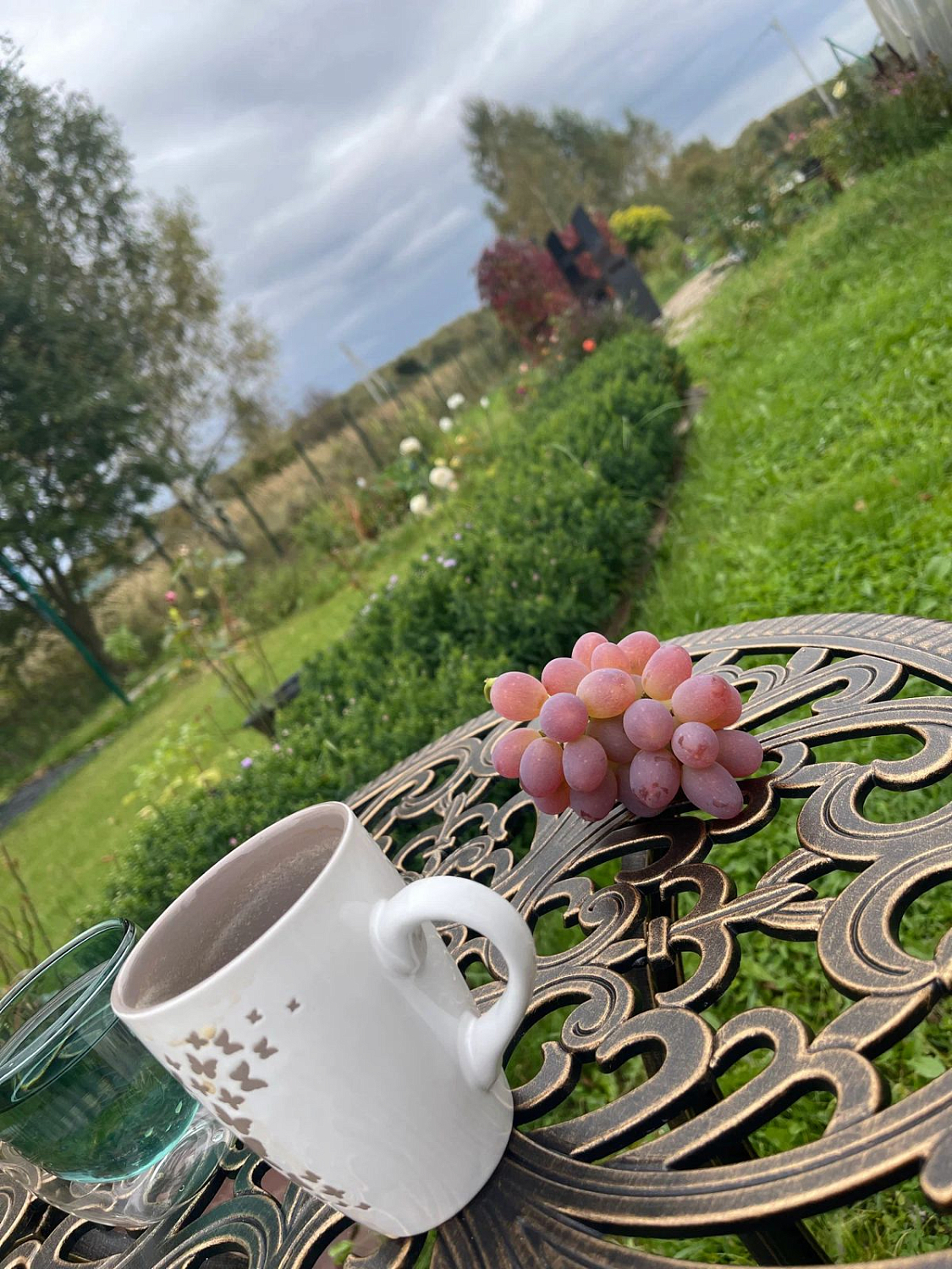 Круглый стол Royal Family WILHELM 60 из литого алюминия: компактный размер и ажурная столешница для утреннего кофе в саду