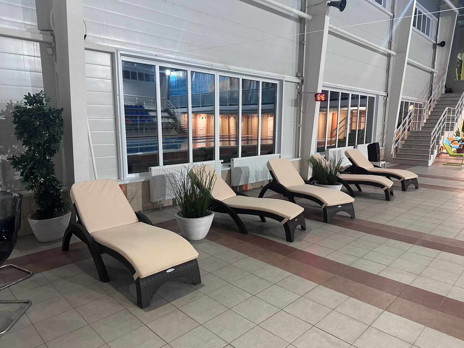 Пластиковый шезлонг Royal Family MARK коричневый с матрасом: отдых у бассейна, где каждый элемент продуман для максимального расслабления