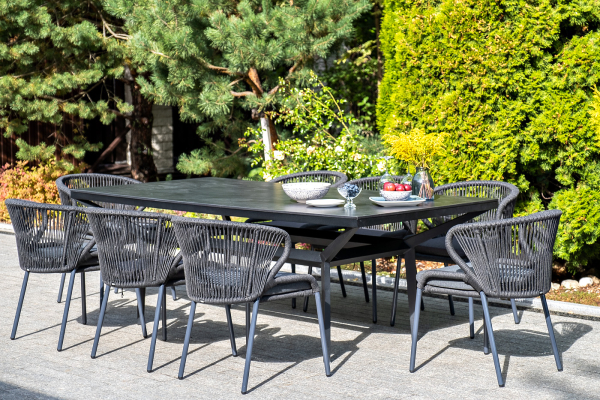 Идеальный стол для летнего кафе