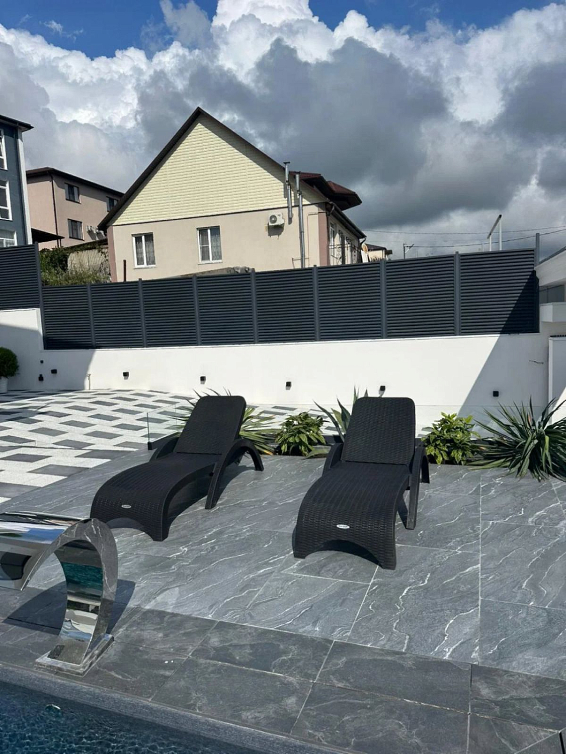 Пластиковый шезлонг Royal Family MARK антрацит: совместный отдых у воды