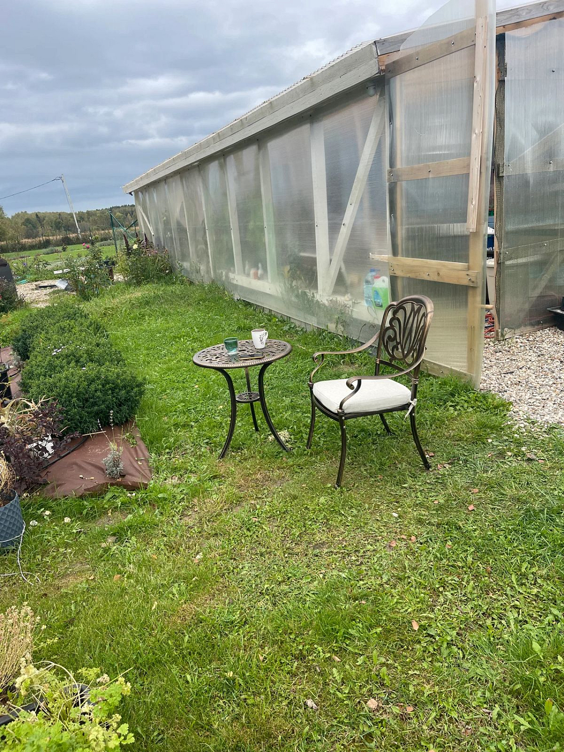 Круглый стол Royal Family WILHELM 60 из литого алюминия: компактный размер и ажурная столешница для утреннего кофе в саду